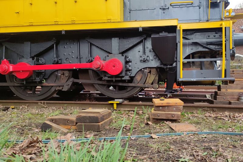 Museumlocomotief 605 van het Spoorwegmuseum herspoord door Incidentenbestrijders van ProRail